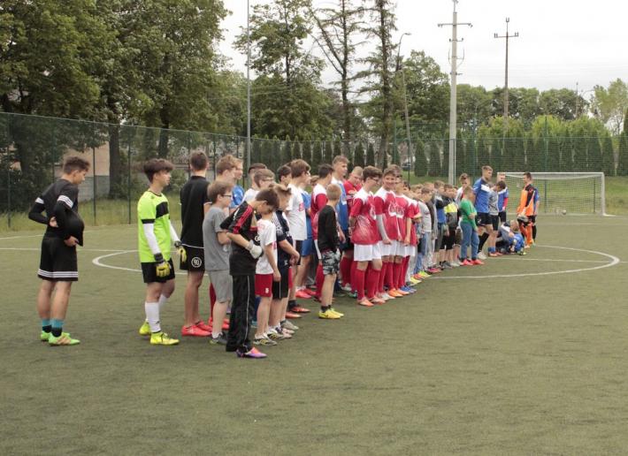 Międzyparafialny Turniej Piłki Nożnej z okazji Dnia Dziecka na Orliku w Stawiskach